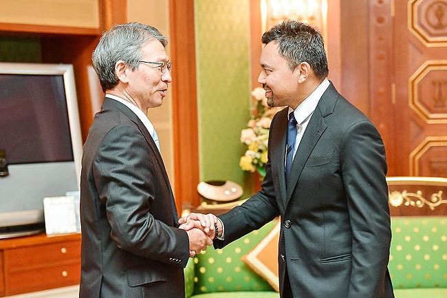 山本大使のビラ皇太子への拝謁 在ブルネイ日本国大使館